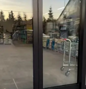 Wnętrze sklepu TEWAR — kadr z filmu TEWAR